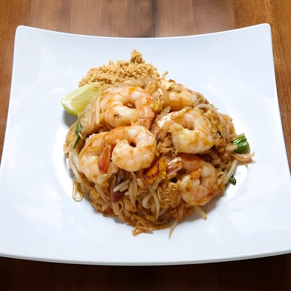 Ddee Thai's shrimp Pad Thai with noodles, bean sprouts, crushed peanuts, and a lime wedge.