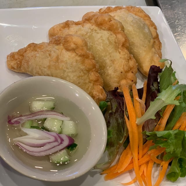 Curry puff (3 pieces).